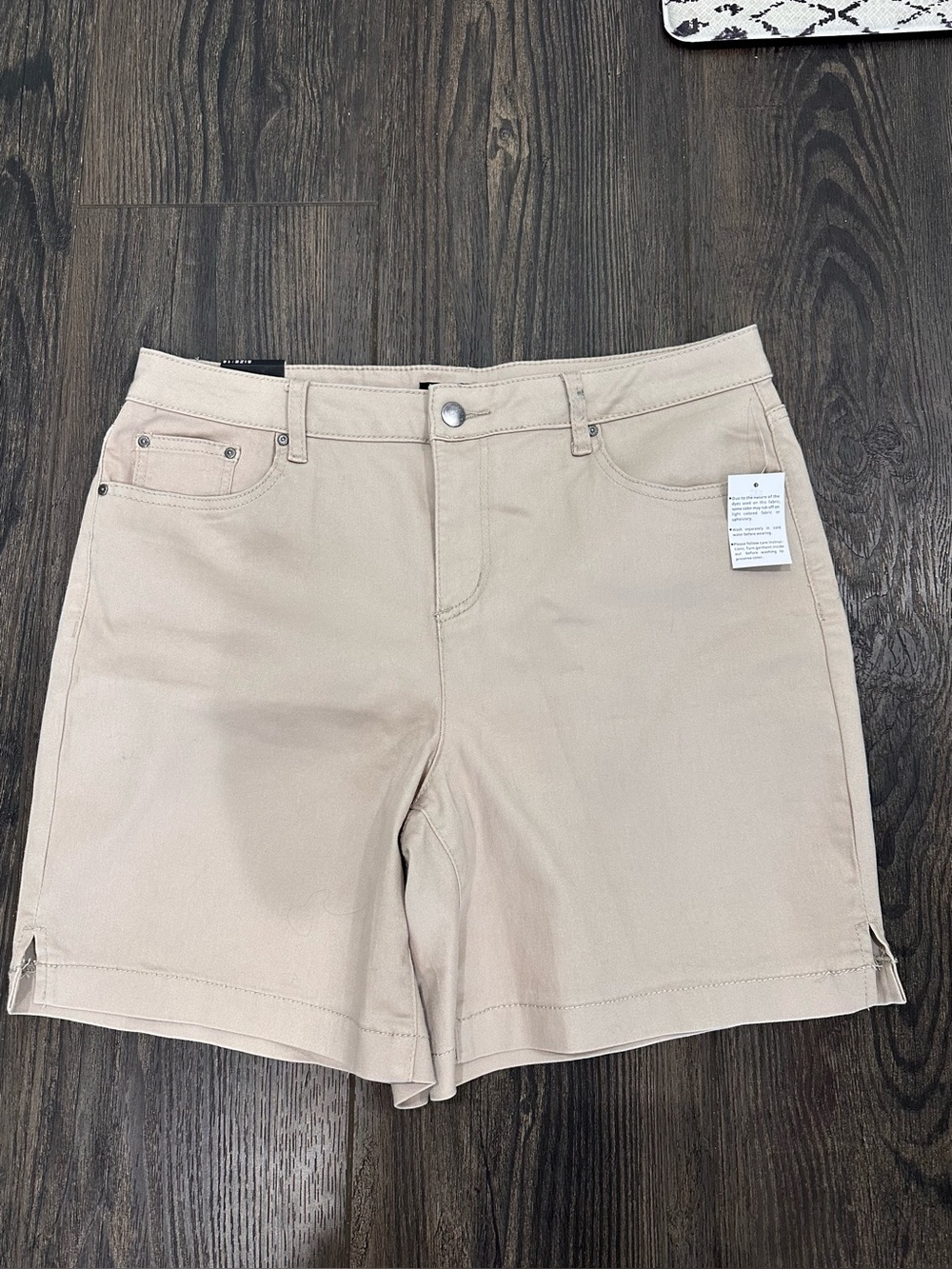 Women’s Kahki Shorts - Needle and Cloth NWT - No Flaws - Stretch and Comfort 16